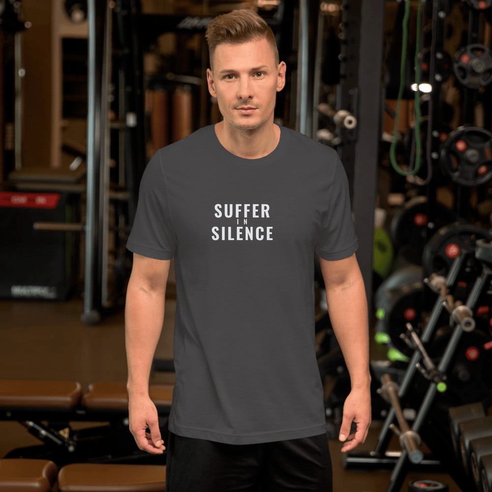 Man in the gym wearing the SUFFER IN SILENCE tee in Dark Grey Heather
